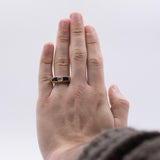 Antiker Herrenring aus 18 Karat Gold mit zentralem Diamanten im Rosenschliff und Saphiren, Anfang des 900. Jahrhunderts