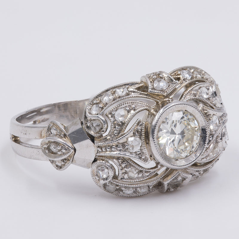 Anello Art Decò in oro bianco 18k con diamante centrale di 0.40ct e contorno di diamanti