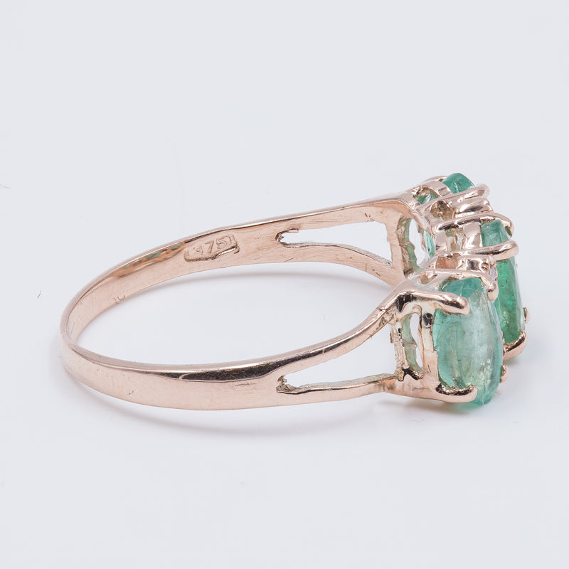 ANTIQUE STYLE RING IN 9K GOLD WITH EMERALDS AND DIAMONDS