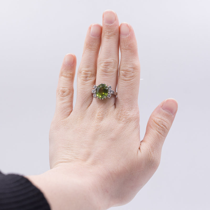 Vintage ring in 18k gold with 5.60ct olivine and diamonds (0.38ctw), 1970s