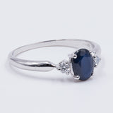MODERN STYLE RING IN 18K GOLD WITH CENTRAL SAPPHIRE AND 2 DIAMONDS