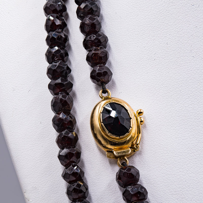 Vintage garnet necklace with 18k yellow gold susta, 1950s