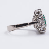 DAISY RING IN 14K WHITE GOLD WITH EMERALD (0.93CT CA.) AND DIAMONDS (0.80CTW CA.), 50s / 60s