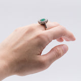 DAISY RING IN 14K WHITE GOLD WITH EMERALD (0.93CT CA.) AND DIAMONDS (0.80CTW CA.), 50s / 60s