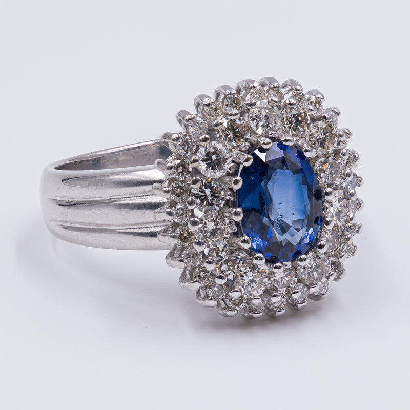 Vintage 14k white gold ring with central sapphire (1.76ct) and contour diamonds (2ct), 1970s / 1980s