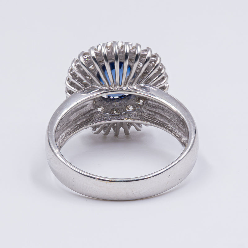 Vintage 14k white gold ring with central sapphire (1.76ct) and contour diamonds (2ct), 1970s / 1980s