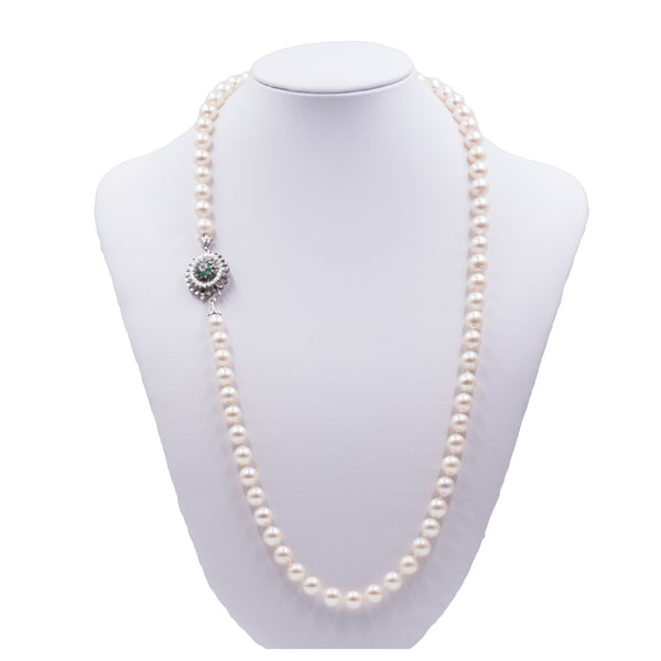 Collana vintage di perle con susta in oro bianco 18k con smeraldi. anni 60