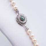 Collier de perles vintage avec susta en or blanc 18 carats avec émeraudes. Années 60