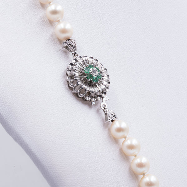 Collana vintage di perle con susta in oro bianco 18k con smeraldi. anni 60