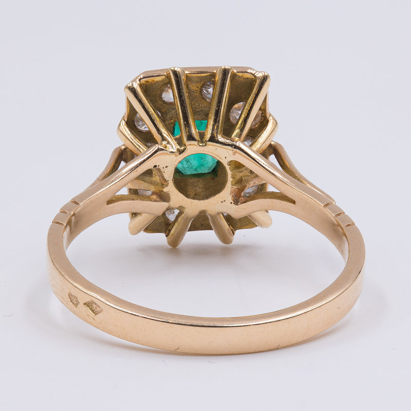 Vintage 18k yellow gold ring with central emerald and diamonds (0.80ctw), 1970s