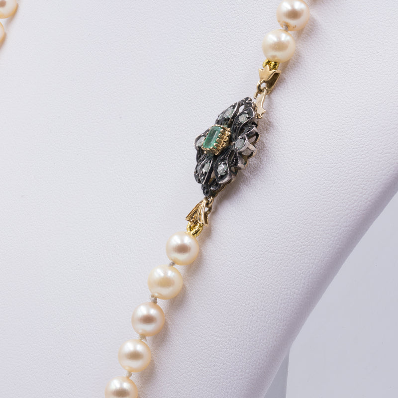 Collana di perle vintage con susta in oro e argento con smeraldo e rosette, anni 50