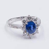 MODERN DAISY RING IN 18K WHITE GOLD WITH CENTRAL PAILIN SAPPHIRE (1.32CT) AND BRILLIANT-CUT DIAMONDS (0.84CTW)