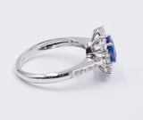 MODERN DAISY RING IN 18K WHITE GOLD WITH CENTRAL PAILIN SAPPHIRE (1.32CT) AND BRILLIANT-CUT DIAMONDS (0.84CTW)