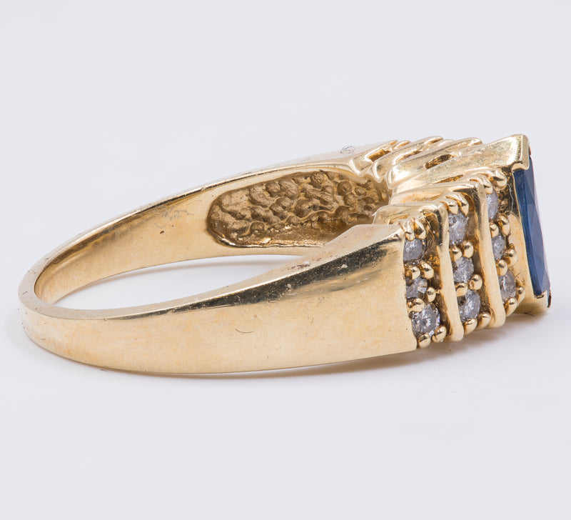 Anello vintage in oro 14k con zaffiro centrale e diamanti, anni 70
