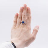 MODERN DAISY RING IN 18K WHITE GOLD WITH CENTRAL PAILIN SAPPHIRE (1.32CT) AND BRILLIANT-CUT DIAMONDS (0.84CTW)