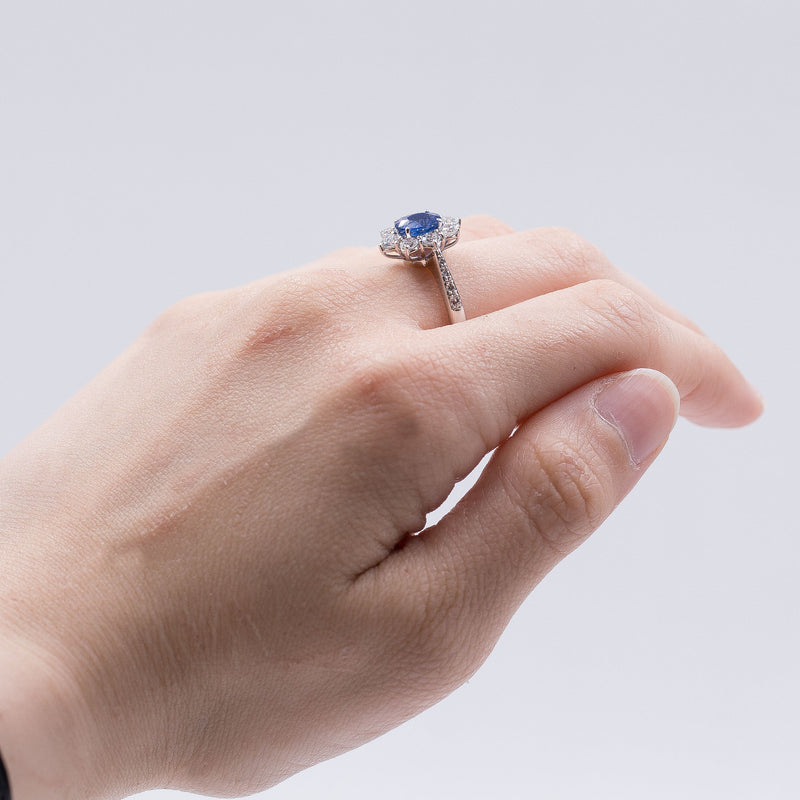 MODERN DAISY RING IN 18K WHITE GOLD WITH CENTRAL PAILIN SAPPHIRE (1.32CT) AND BRILLIANT-CUT DIAMONDS (0.84CTW)