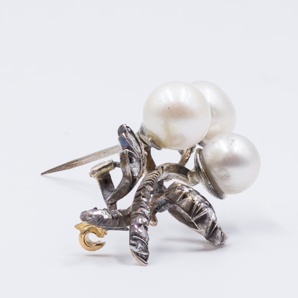 Spilla antica in oro e argento con perle e diamanti taglio rosa, primi del '900