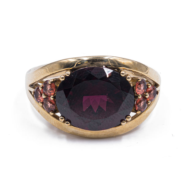 Vintage ring in 8k yellow gold and garnets, 60s / 70s