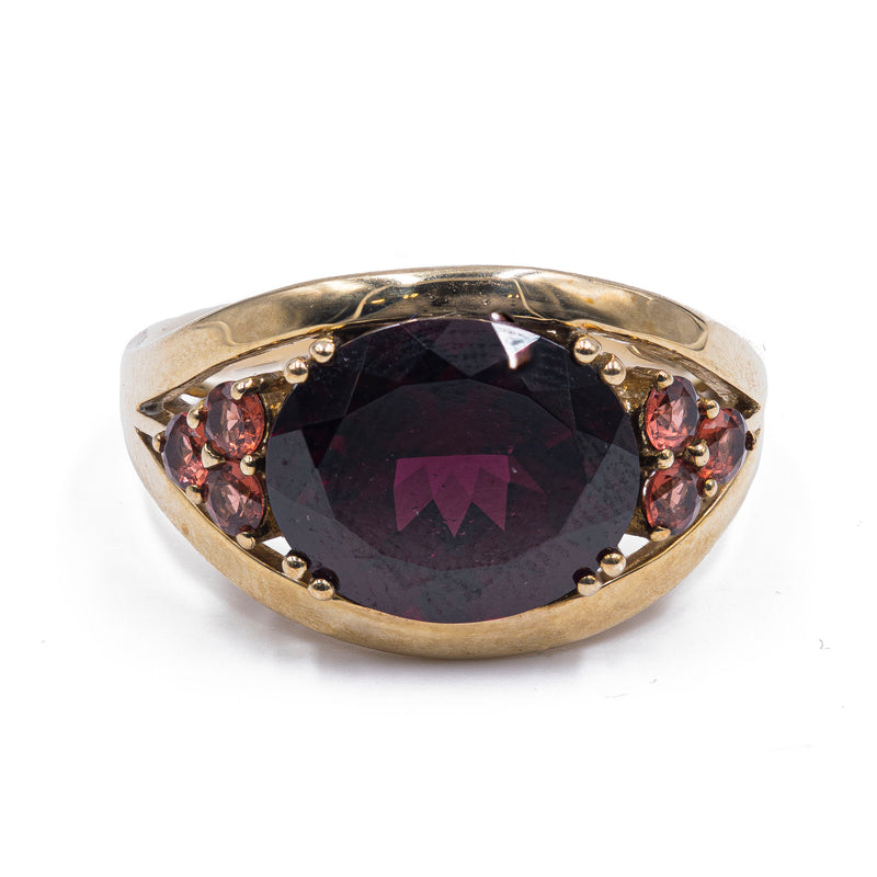 Vintage ring in 8k yellow gold and garnets, 60s / 70s