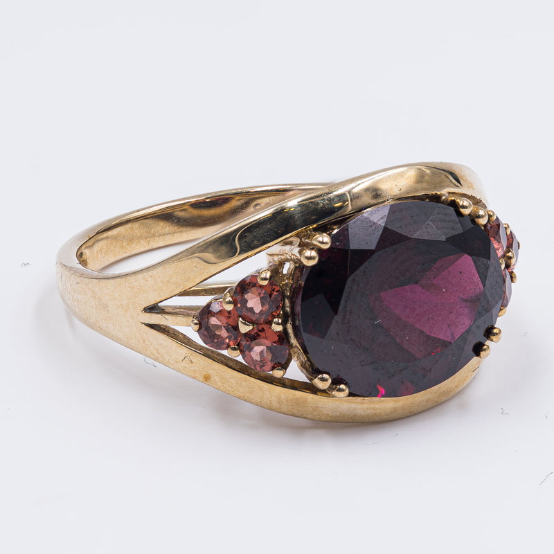 Vintage ring in 8k yellow gold and garnets, 60s / 70s