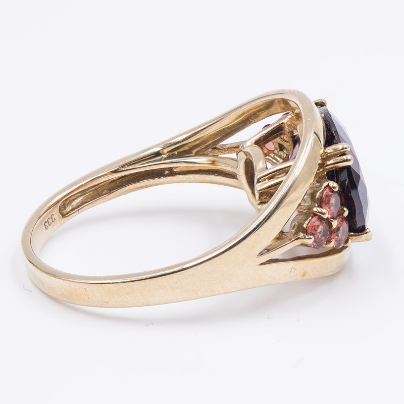 Vintage ring in 8k yellow gold and garnets, 60s / 70s