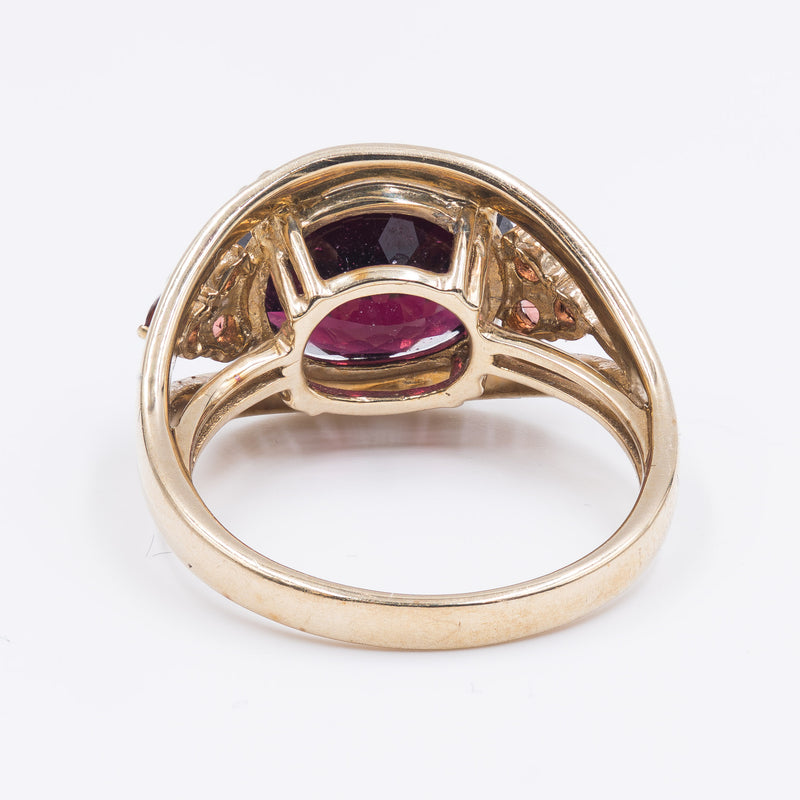 Vintage ring in 8k yellow gold and garnets, 60s / 70s