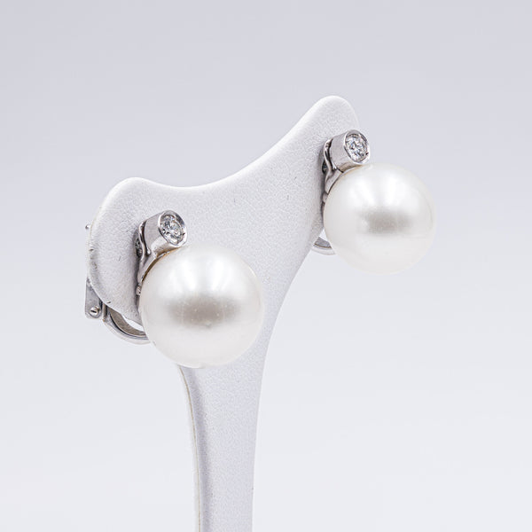 Boucles d'oreilles modernes en or blanc 18 carats avec perles des mers du Sud et diamants (0,28 ct)