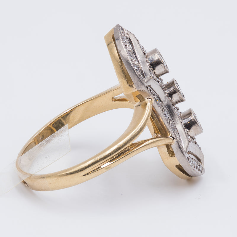 Anello antico in oro18k con diamanti taglio brillante (0,30ct) e huit-huit , anni 30