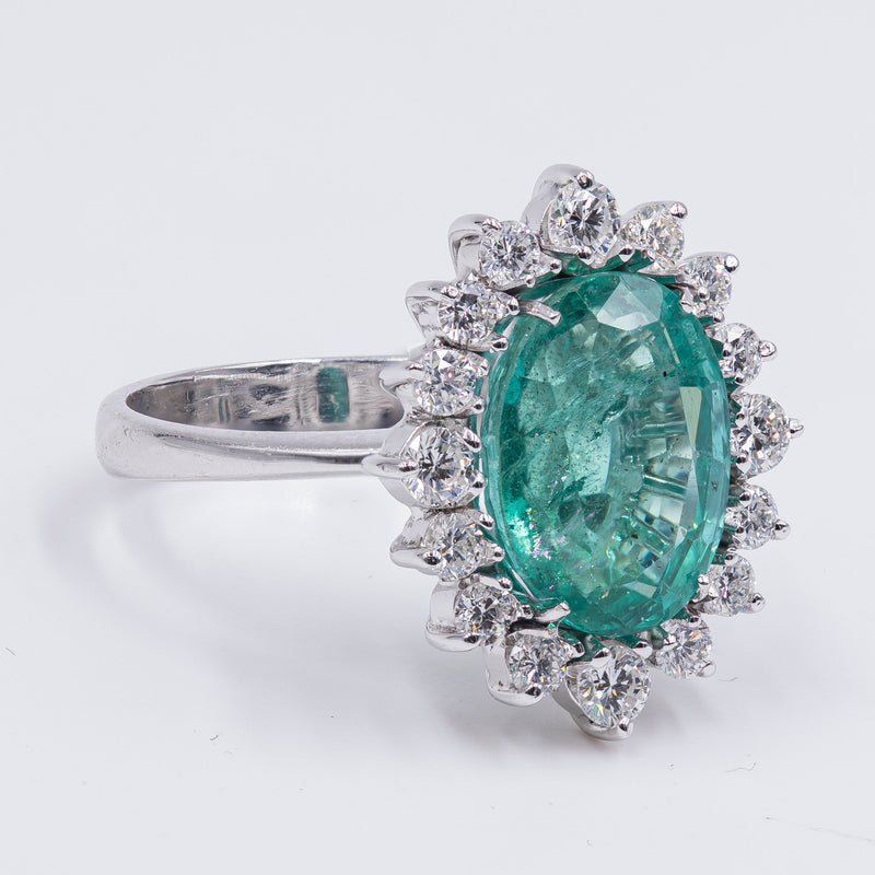 18k white gold ring with central emerald (4.47ct) and diamonds (0.76ct)