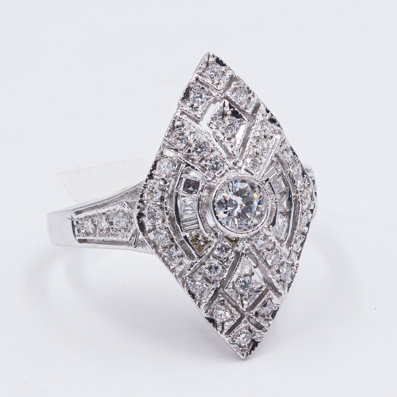 Anello in stile antico in oro bianco 18k con diamanti (0.56ct)