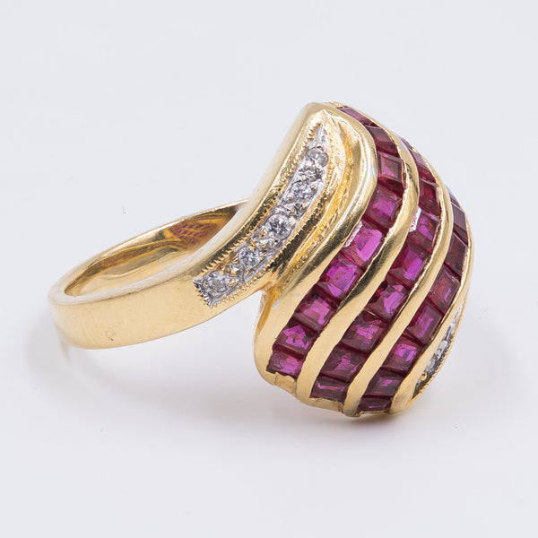 VINTAGE RING IN 18K GOLD WITH RUBIES (1.50CTW CA.) AND DIAMONDS (0.20CTW CA.), 1970s