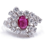 Anello in oro bianco 18k con rubino centrale (1ct) e diamanti taglio brillante (1.46ct)