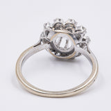 Винтажное кольцо из белого золота 18 пробы с центральным бриллиантом (около 0.30 карата) и бриллиантовой оправой (около 0.40 карата), 60-е годы
