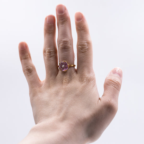 18K gold ring with engraved amethyst and diamond