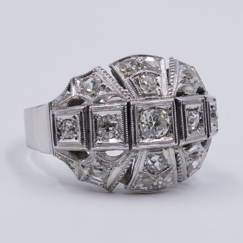 Art Decò ring in 18k gold with old cut diamonds (0.60ct) and rosettes, 1930s
