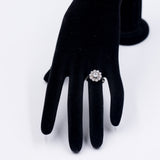 Винтажное кольцо из белого золота 18 пробы с центральным бриллиантом (около 0.30 карата) и бриллиантовой оправой (около 0.40 карата), 60-е годы