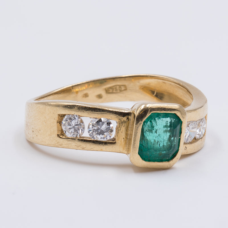 Anello in oro 18K con smeraldo e diamanti (0.40ctw ca.), anni '80