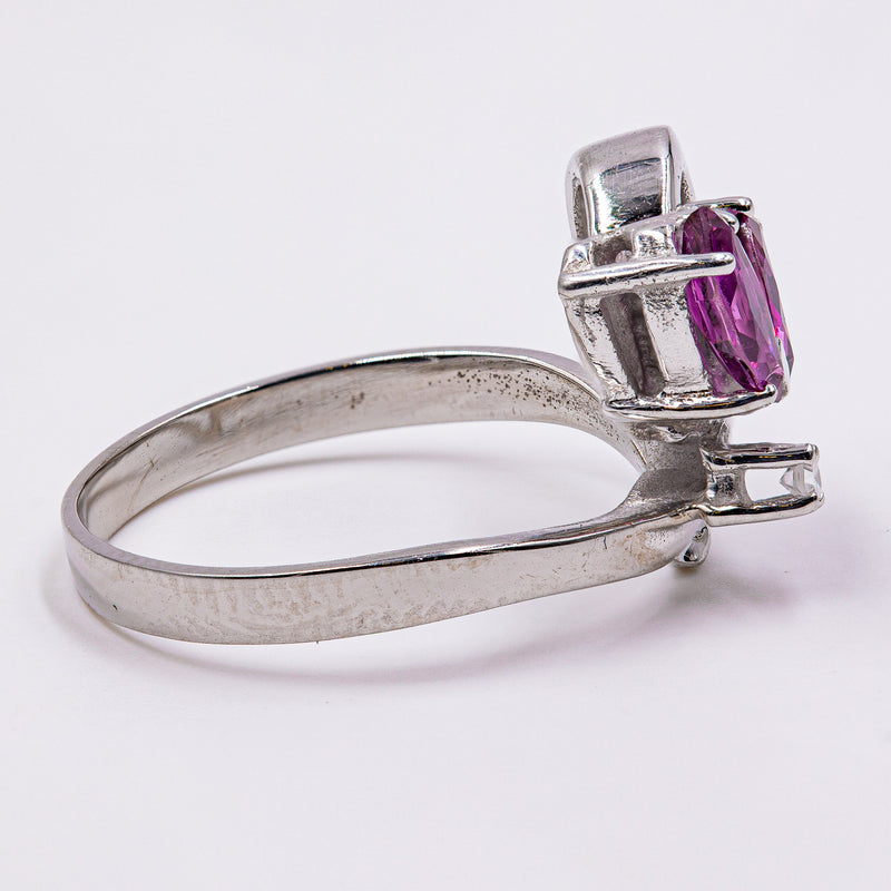 Anello con rubino e diamanti in oro bianco 18kt Anello con rubino e diamanti in oro bianco 18kt