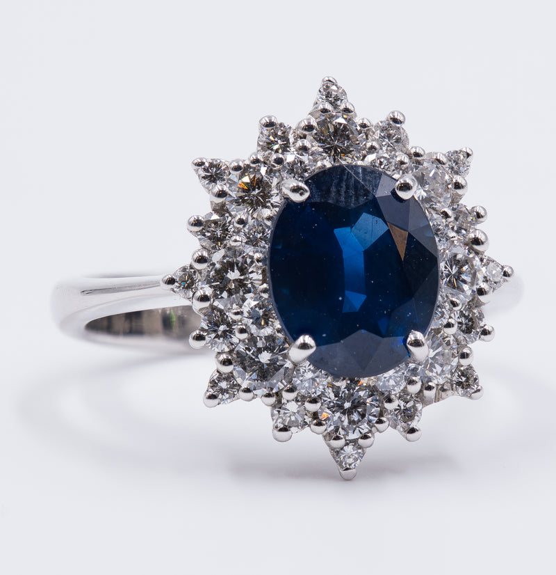 Vintage 18k gold ring with central sapphire (2.68ct approx.) And diamond surround (0.97ct approx.), 1970s