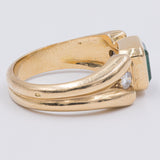 Винтажное кольцо из 18-каратного желтого золота с изумрудом (0.90 карата) и двумя бриллиантами (0.24 карата), 70-е гг.