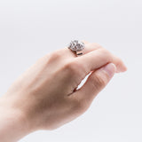 Art Decò ring in 18k gold with old cut diamonds (0.60ct) and rosettes, 30s