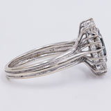 Vintage Gänseblümchen-Ring aus 18 Karat Weißgold mit Saphir (ca. 1.10 Karat) und Diamanten im Brillantschliff (ca. 1 Karat), 60er