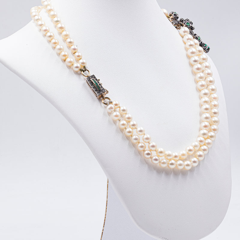 Collana vintage di perle con susta in oro e argento con rosette e smeraldi, anni '50