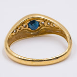 Vintage-Ring aus 18 kt Gelbgold mit zentralem Saphir und Diamanten (0.10 ctw), 70er Jahre