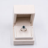 Vintage Gänseblümchen-Ring aus 18 Karat Weißgold mit Saphir (ca. 1.10 Karat) und Diamanten im Brillantschliff (ca. 1 Karat), 60er