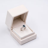 Vintage Gänseblümchen-Ring aus 18 Karat Weißgold mit Saphir (ca. 1.10 Karat) und Diamanten im Brillantschliff (ca. 1 Karat), 60er