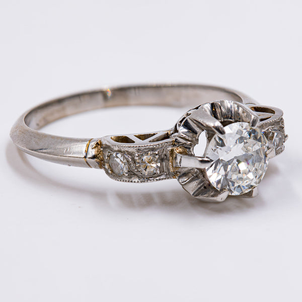 Anello antico in platino con diamante centrale (0.50ct) e contorno di diamanti . Anni '30