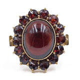 Anello vintage in oro 8k con granato cabochon e contorno di granati, anni '50