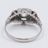 Anillo Art Decò en platino con un antiguo diamante talla mina (0,20 ct) y rosetas, años 30