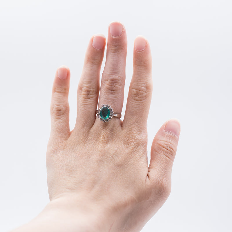 Anello in oro 18k con smeraldo (1.6 ct) e contorno di diamanti taglio brillante (0.55 ct)